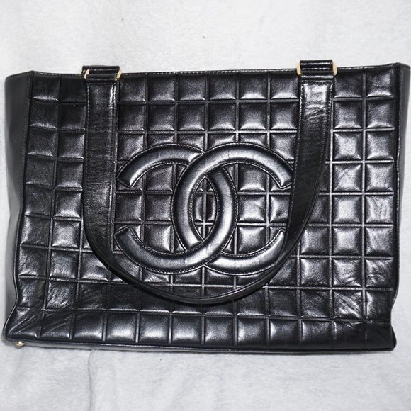 CHANEL Chocolate Bar CC Handbag - Picture 4 of 17